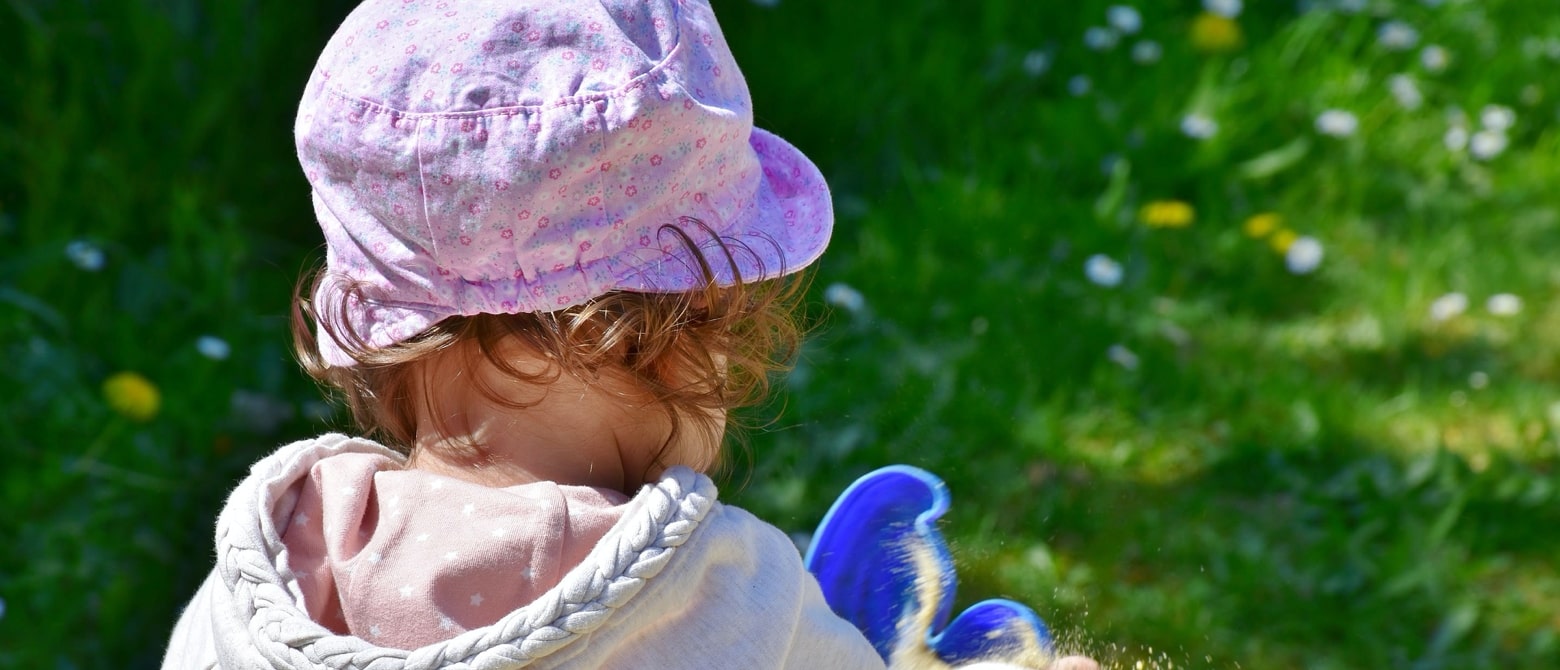 Kind draussen beim Spielen
