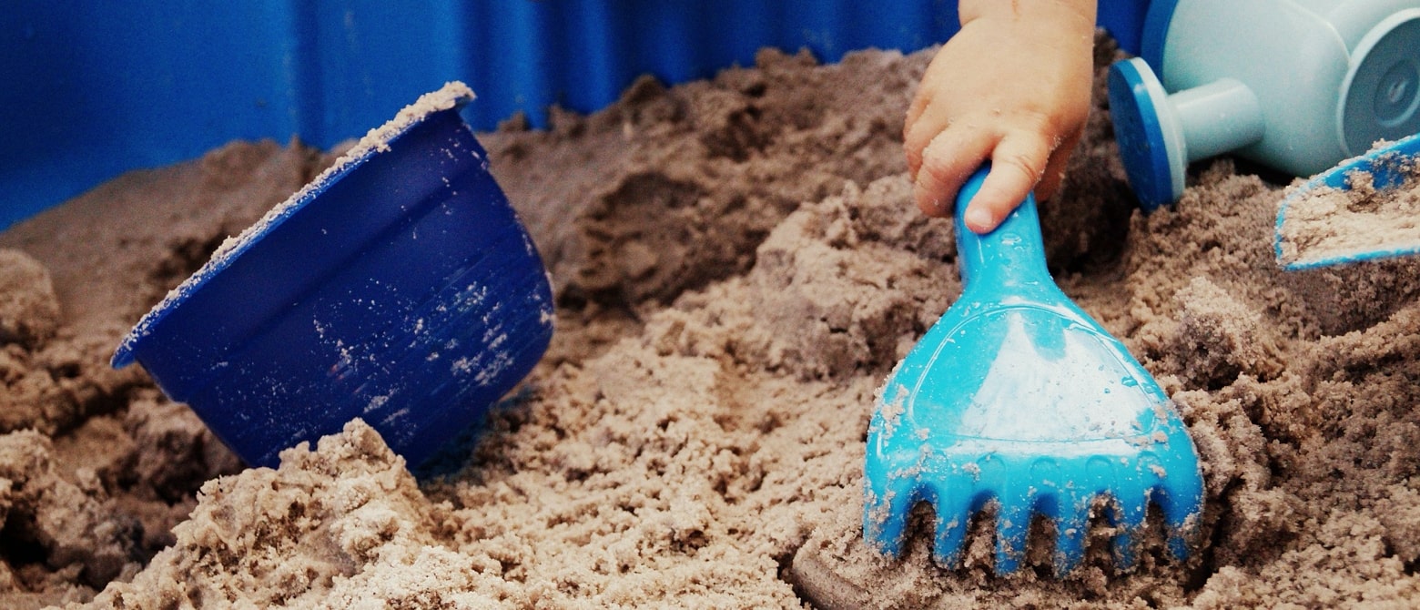 Spielzeug im Sandkasten